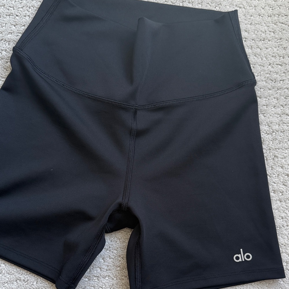 ALO Yoga Women's black  Bike Shorts- Airlift energy short- size S